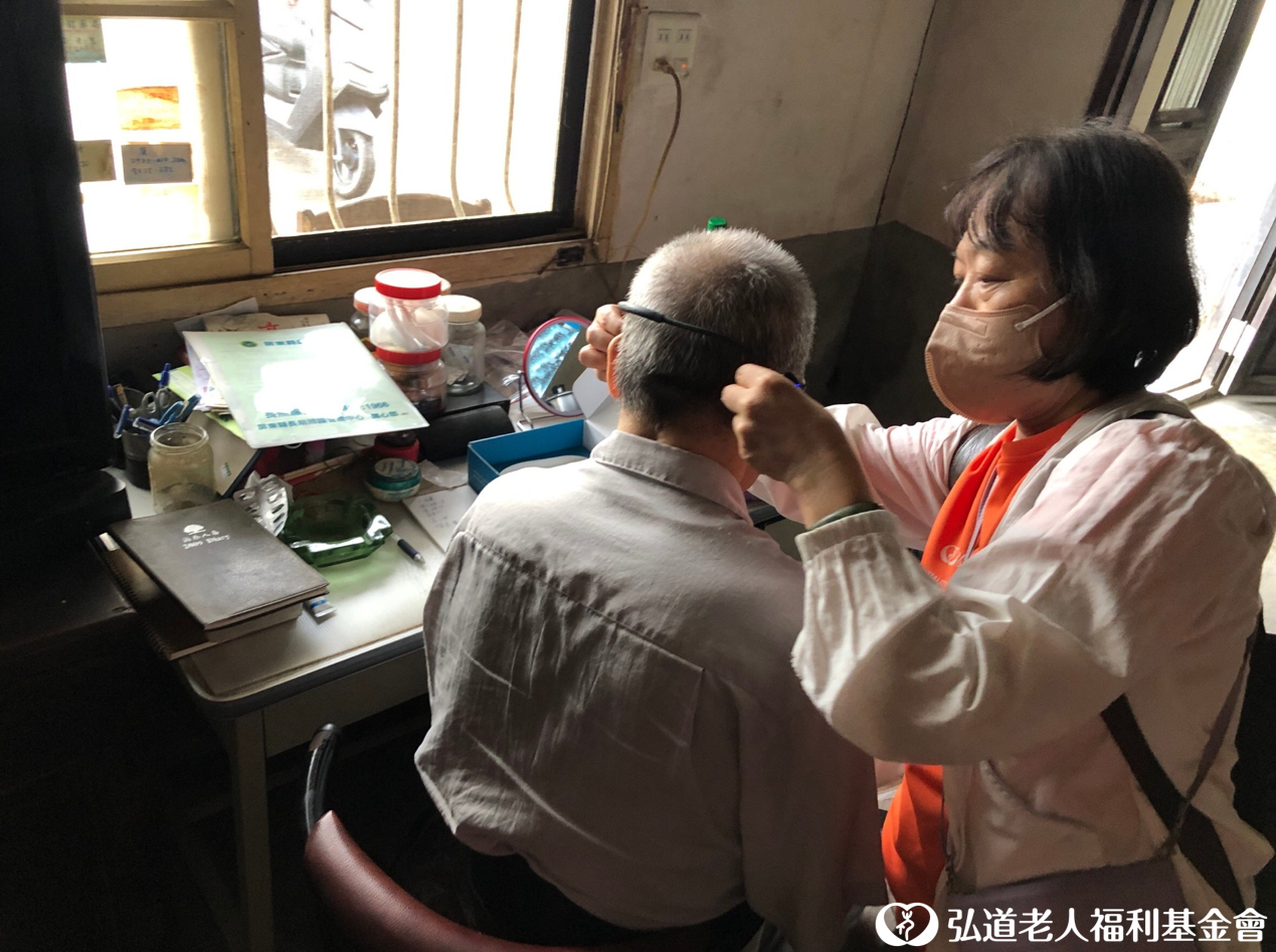 台灣大哥大捐贈聽力擴增器,改善長輩日常的不便