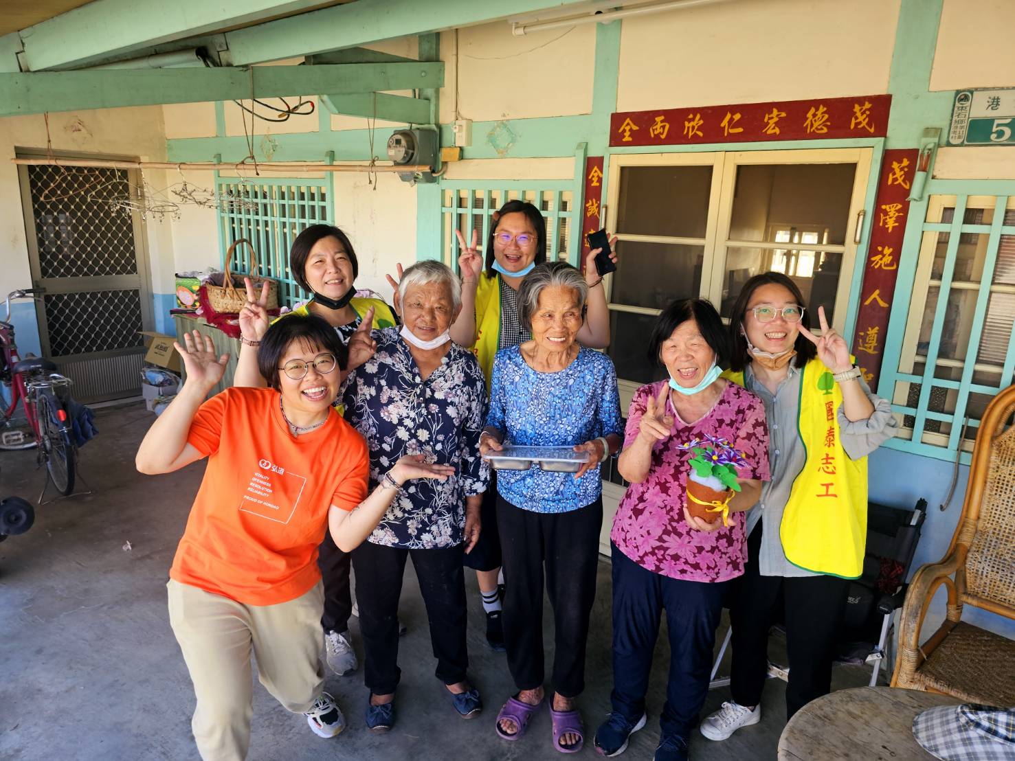「一顆水餃一份心」國泰志工陪長輩包水餃,送暖到獨居長者家中