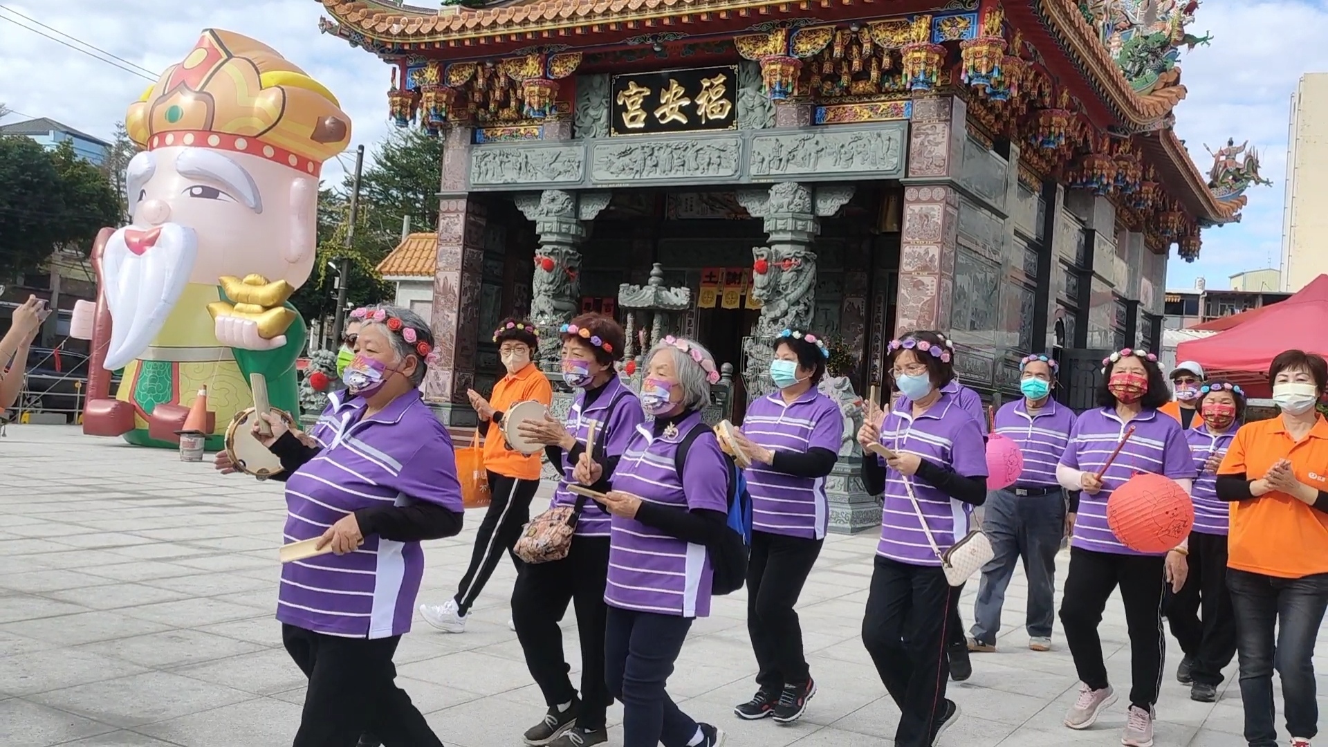 弘道潮州志工站快樂不老樂團，「公揹婆」踩街走春送祝福