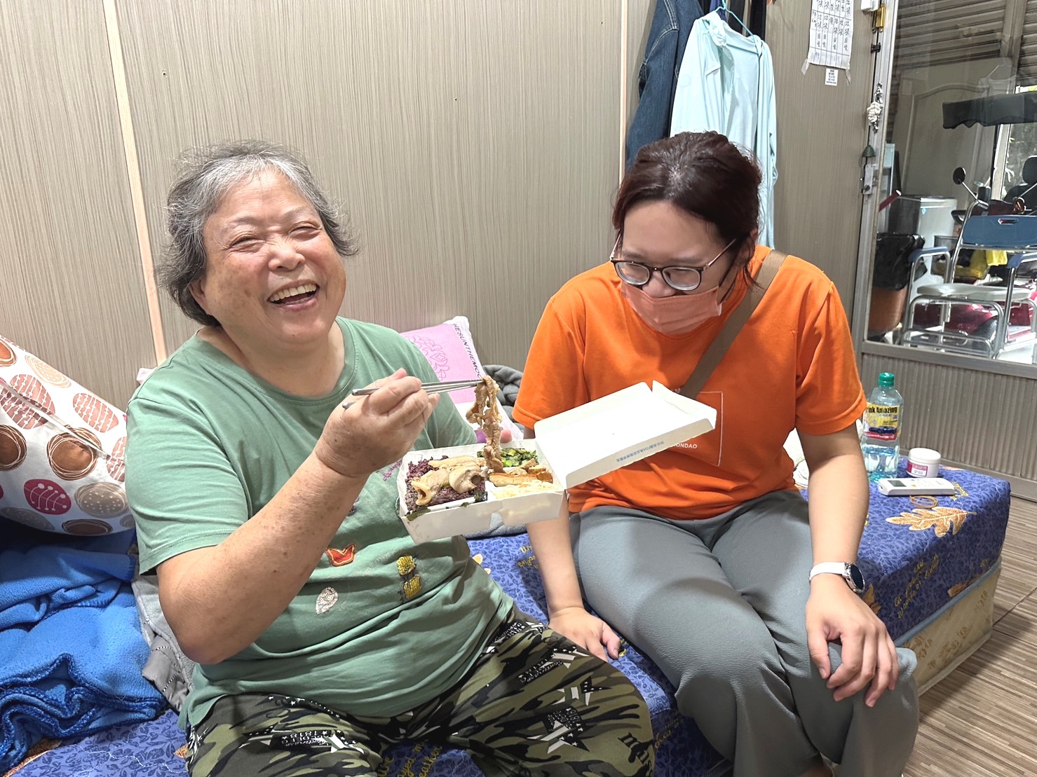 中秋難慶佳節... 弘道暖送440份烤肉便當給弱勢長輩