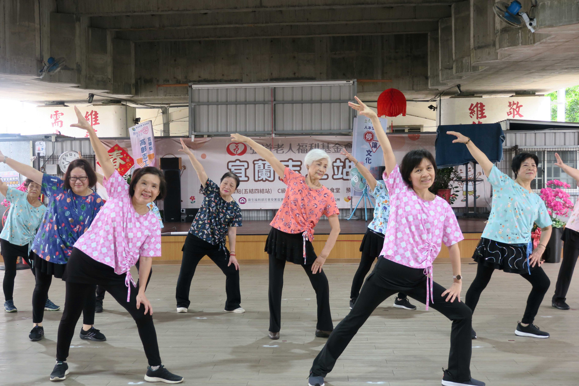 弘道助老愛心園遊會將於11/4登場  84歲奶奶走出喪夫之痛舞出新人生 加入志工長達18年  74歲志工大姐邀民眾一起逛園遊會助老