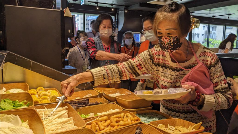 獨居長者提前圍爐 新北突破辦桌形式「陪長輩火鍋店吃到飽」