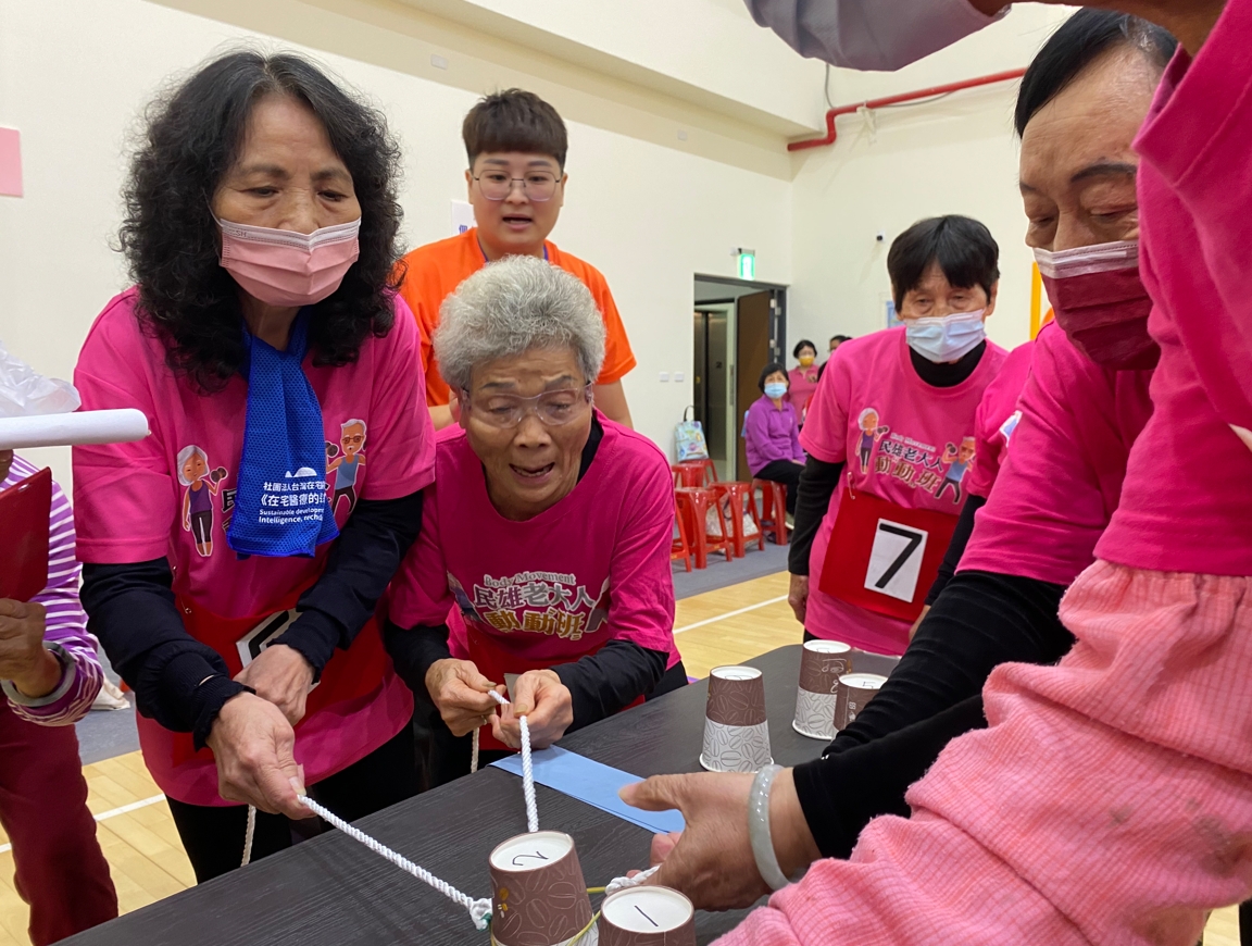 弘道第二屆不老活力盃運動會 運動競賽項目設計結合生活日常小物 讓中高齡長者運動變得有趣又好玩！