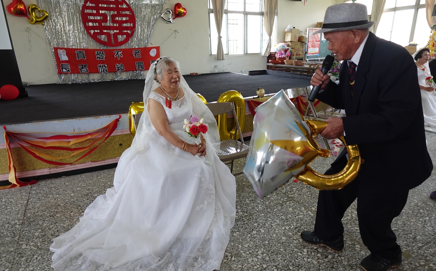 相約520浪漫牽手，弘道舉辦不老婚禮見證爺奶們的永恆愛情！