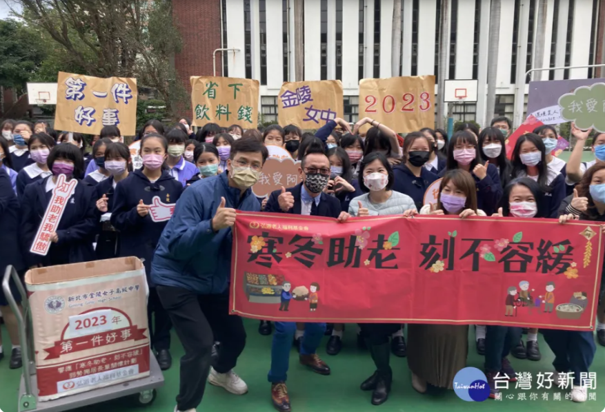 金陵女中學生助老大掃除 送行動不便弱勢長輩最好的禮物