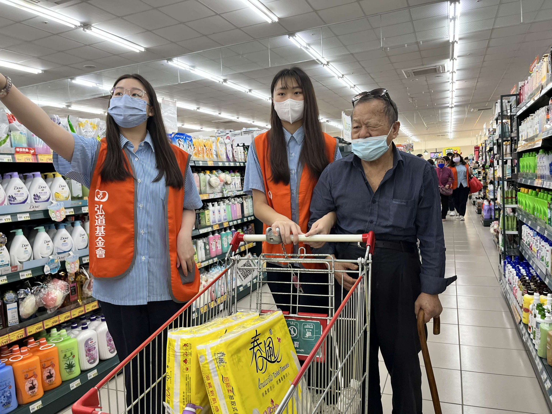 弘道寒冬助老助獨居弱勢失能長輩出門辦年貨 學生志工擔任一日孫子  暖心陪73歲半盲阿公完成採買心願