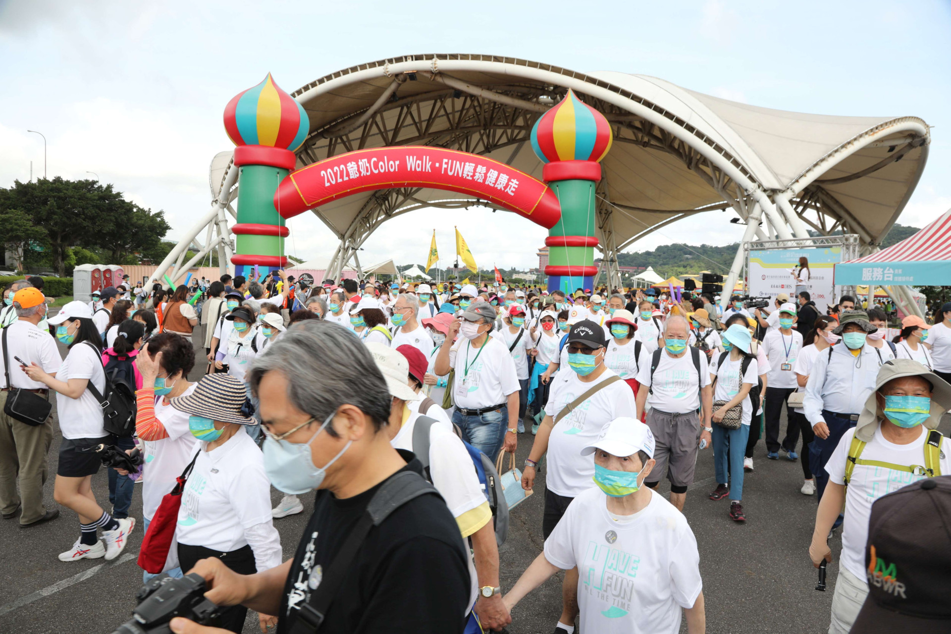 健走大使任爸5公里輕鬆達陣 與疫情共存 用運動建立防疫新生活  明年還要來!! 2,300名爺奶在大佳河濱公園開啟健走魂