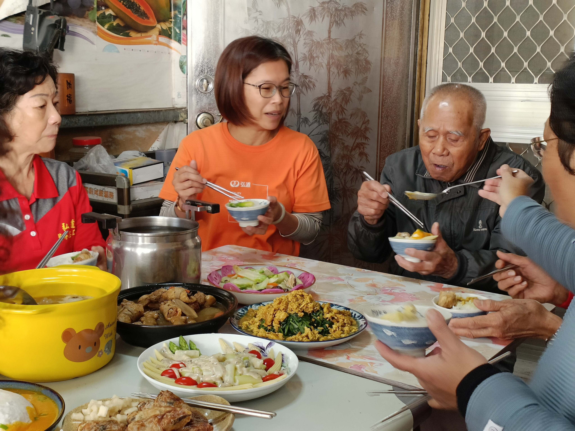 94歲阿公首次獨自過年 弘道萬丹志工站到宅圍爐將溫暖送到家