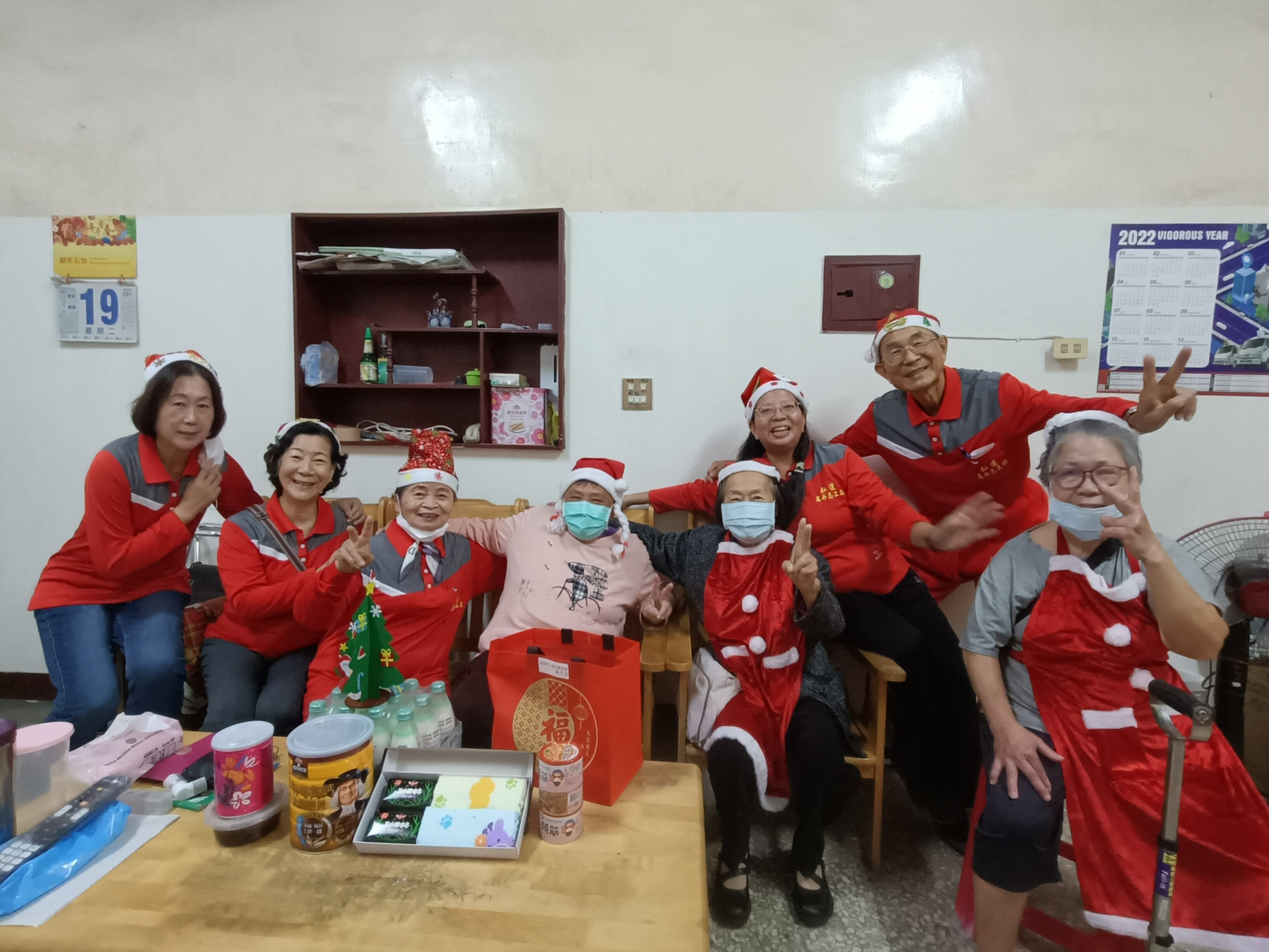 弘道萬丹志工站準備甜蜜紅豆湯　陪伴獨居長輩歡度聖誕節