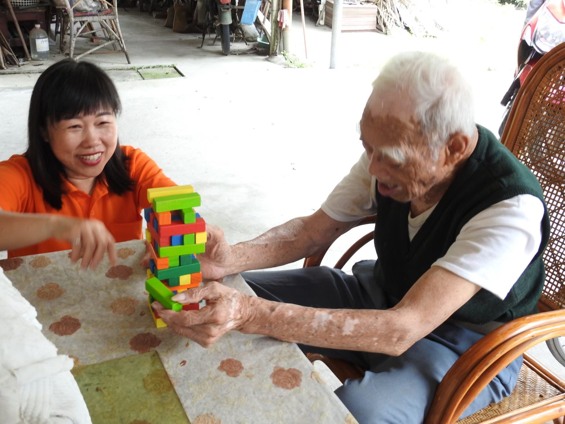 用愛點亮長輩的黑暗世界