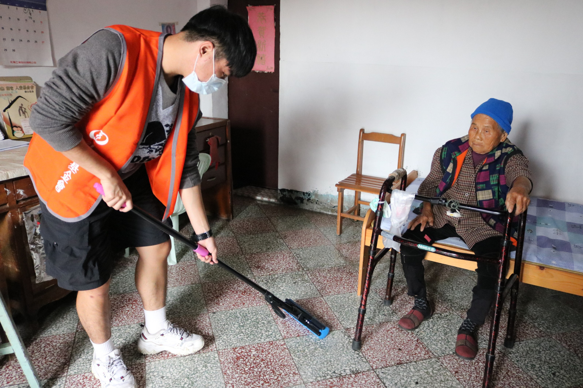 上廁所得淋雨！93歲嬤獨居靠低收度日 大學生暖幫大掃除