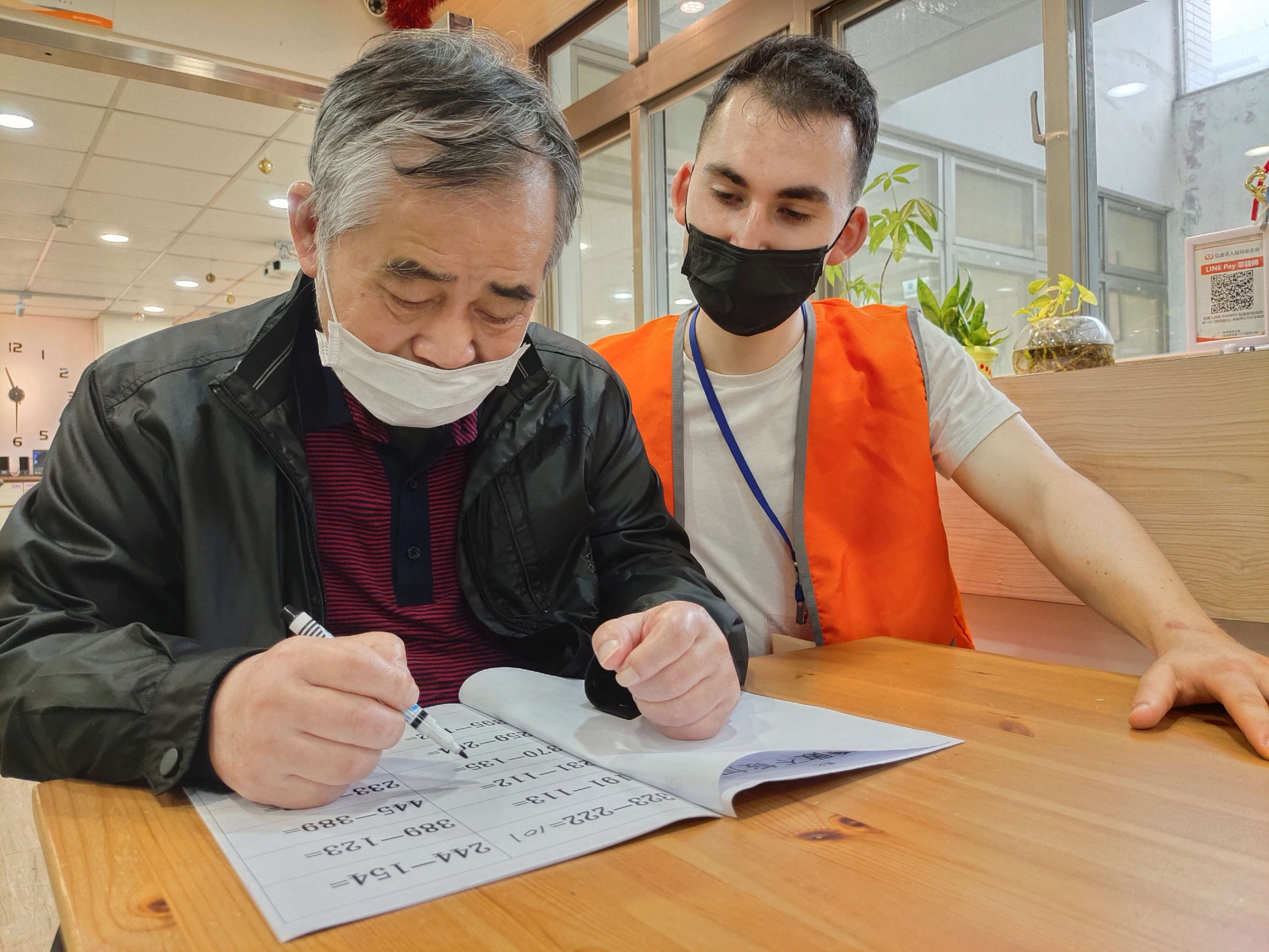 橫跨半個地球的志工 美國青年用陪伴拉近與爺奶的距離 西松日照徵陪伴志工 安定失智長輩的心