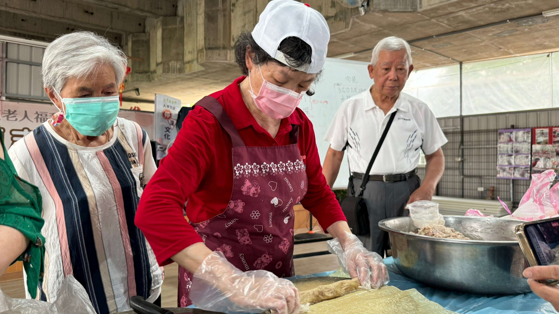 無菜單課程 志工自主規劃的烹飪班 73歲志工脫下志工背心 重操舊業不藏私 退休總鋪師教長輩在家也能做辦桌菜