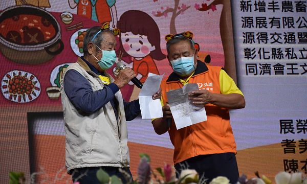 弘道《幸虎滿滿 愛心聯合圍爐餐會》 弘道偕獨老圍爐吃「好料」83歲低收阿公開心吃石斑魚 85歲獨居低收阿公 高歌「淚光閃閃」一解思鄉情懷