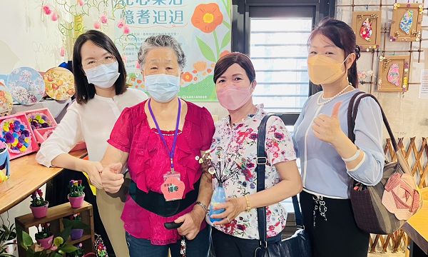 「花心樂活，憶耆𨑨迌—長輩作品聯合展覽」 79歲失智嬤重拾生活熱情，化身展覽DIY小老師