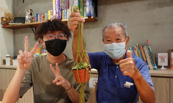 園藝DIY好療癒，86歲獨居翁找到第二興趣  親手改造陽台成為療癒「植」感空間