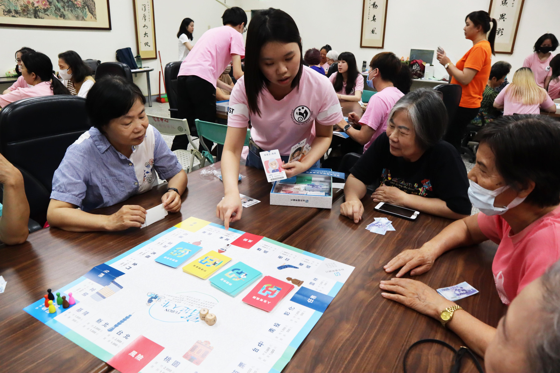 弘道基金會攜手北富銀辦理「富足盃」桌遊大賽 歡迎大學生報名參賽化身小老師，帶領長輩一起玩桌遊學金融知識
