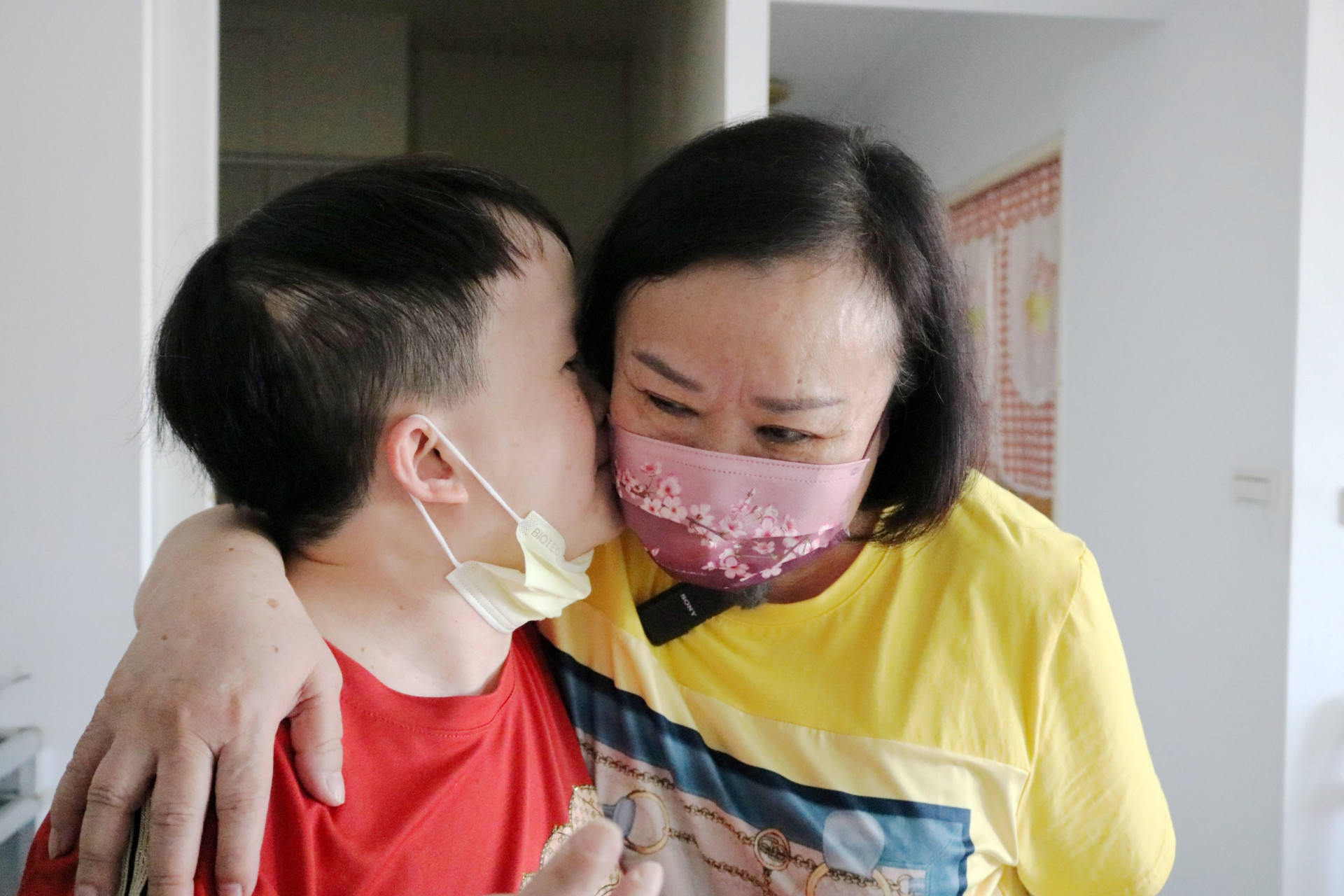 兼2份工獨自扶養水腦症女 7旬母無悔:她是我女兒