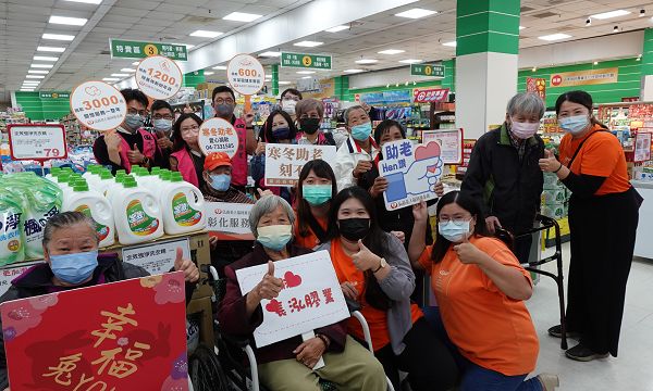 弘道助身障中低收弱勢夫妻走出家門辦年貨 長泓企業志工化身阿公阿嬤的好朋友助行動不便長輩陪購物