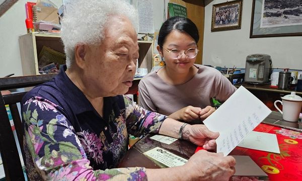 幸福也存在世代差異!弘道發現三原因影響銀髮族主觀幸福感 弘道攜手彰師大發起「青鳥計畫」助獨居長輩透過書信抒發心事找到心靈支持