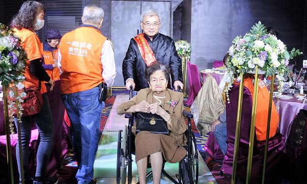 弘道寒冬圍爐餐會 幫助獨老走出孤寒 打開時光衣櫥走秀趣 102歲嬤穿旗袍、67歲阿公首次穿西裝 72歲身障阿公闊別多年吃圍爐 80歲低收阿公想念母親的蘿蔔糕