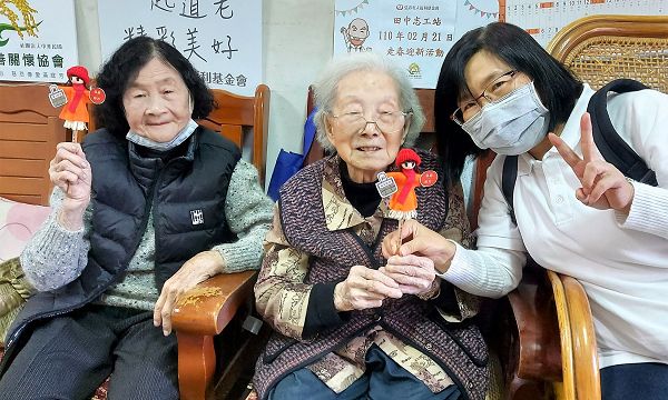 弘道田中志工站與庭芳慈善關懷協會 元宵前夕關懷獨老 88歲阿嬤手作昔年外銷熱門產品「玉米娃娃」 回憶田中農村文化