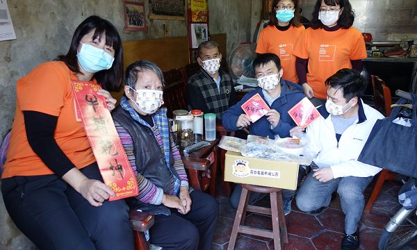 弘道寒冬募集年菜 讓獨老長輩過好年 粗茶淡飯是7旬阿公的日常 豐盛年菜只是想過的期待 弘道帶年菜到宅圍爐 讓獨居阿嬤家中暖起來
