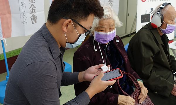 弘道推動「守護聽力」助老遠離聽損危機 85歲嬤戴上助聽器  聽到聲音瞬間牙牙說話激動不已