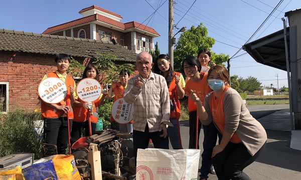 大葉休閒系連續4年響應弘道《寒冬助老 刻不容緩》關懷計畫 大學生助獨居阿公檢查用電安全與清理雜草後院 長輩安心過寒冬