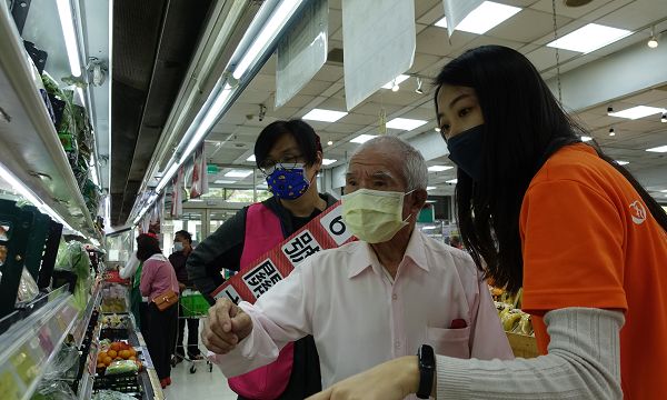 弘道助81歲重聽失能阿嬤走出家門辦年貨 長泓志工化身財神爺助行不便長輩陪購物 弘道寒冬助老經費達成僅約二成五  邀請大眾齊愛心捐款助老度寒冬