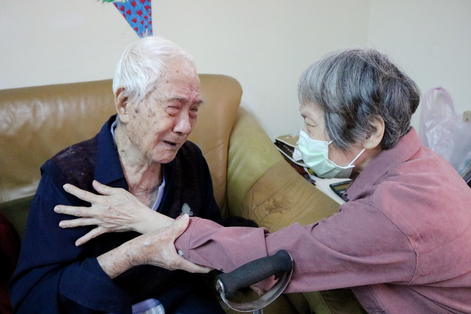 同為失智症! 弘道伴76歲嬤首做蛋糕送她 淚祝：「母親節快樂」