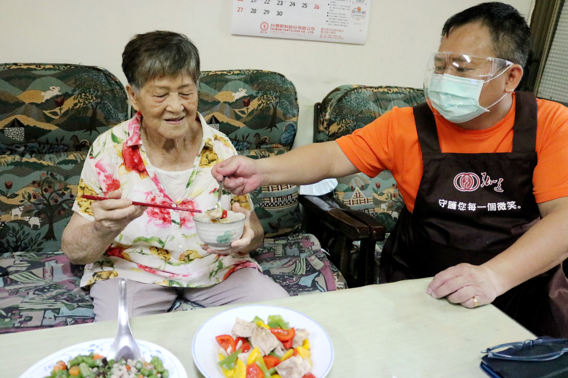 坦言：「我也會怕」 弘道照秘.送餐員 疫情不停工守護弱勢長輩