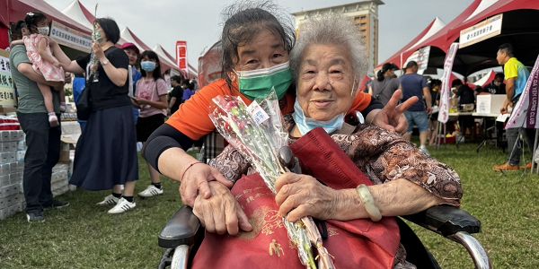 92歲獨居嬤感動說：「這是我20年來第一次逛夜市」 弘道助老愛心園遊會打造公益夜市 百位獨老圓迺夜市夢