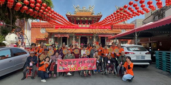弘道攜長輩走春迎新 伴獨老走出孤寂迎新年 弘道和美志工站伴75歲翁重返闊別30年溪州家鄉走走 盼故鄉花展打開心扉療癒喪偶痛重拾生活希望