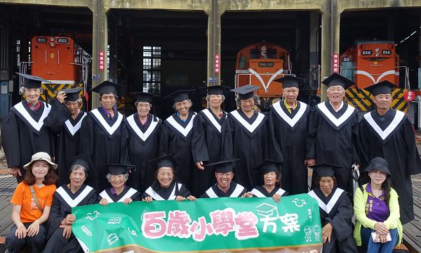 弘道百歲小學堂讓長輩「識字」更簡單 生活更輕鬆 籲響應7-ELEVEN門市零錢捐 一塊作伴化解宅老人危機