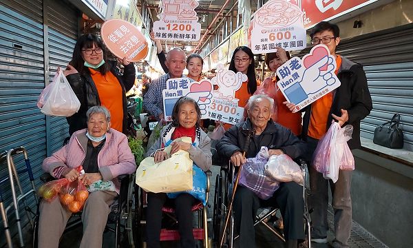 弘道寒冬助老辦年貨 長輩愛傳統市場獨特年味 71歲身障阿公辦年貨初體驗 想買海鮮品嚐