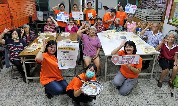 弘道舉辦中秋活動 豐富長輩生活也暖心 85歲阿嬤初試DIY月餅 歡度中秋佳節
