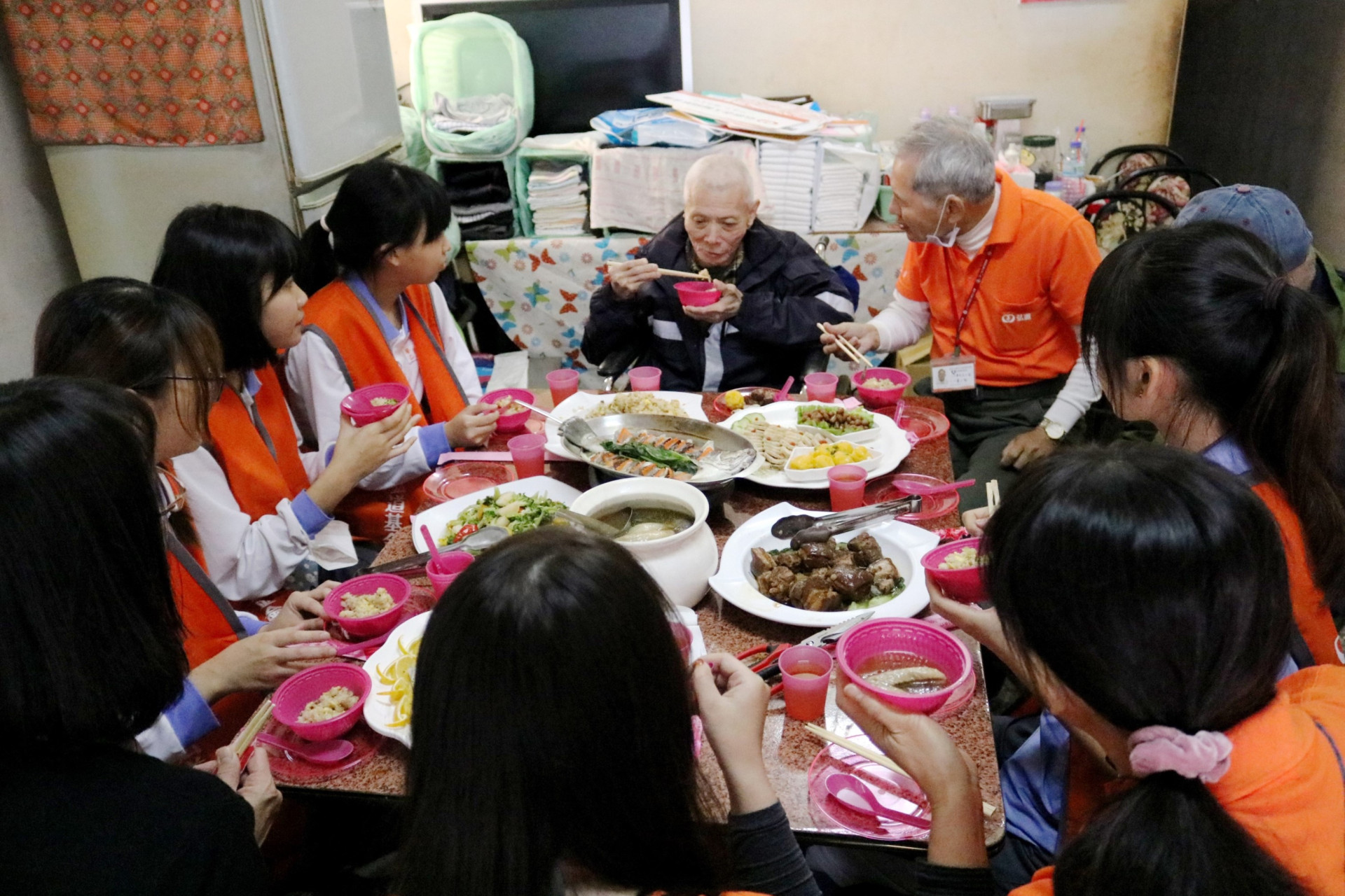 臥床逾30年  截肢爺吃圍爐餐感動：「從未這麼多人陪我吃飯」