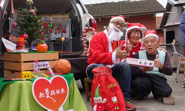 弘道「服務行動車」 志工獨老同樂做運動 80歲身障獨老家辦聖誕派對 把愛載進獨老的家