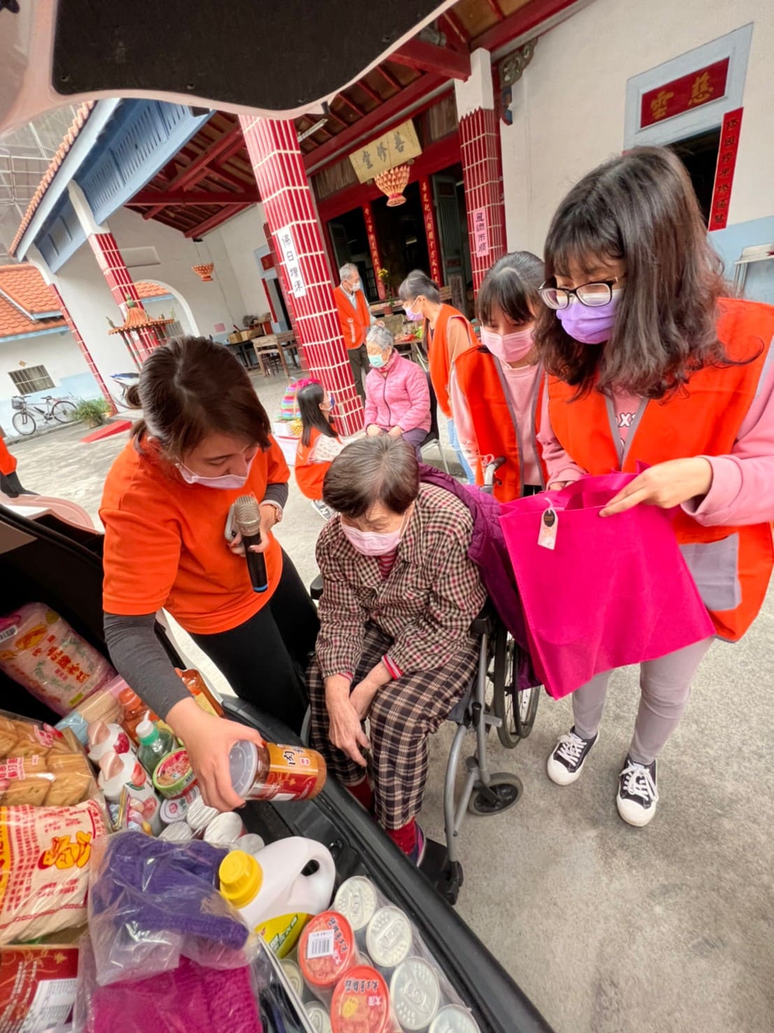 弘道寒冬助老服務，暖進阿公阿嬤心坎裡，讓獨居弱勢長輩的過年不再寂靜孤寒