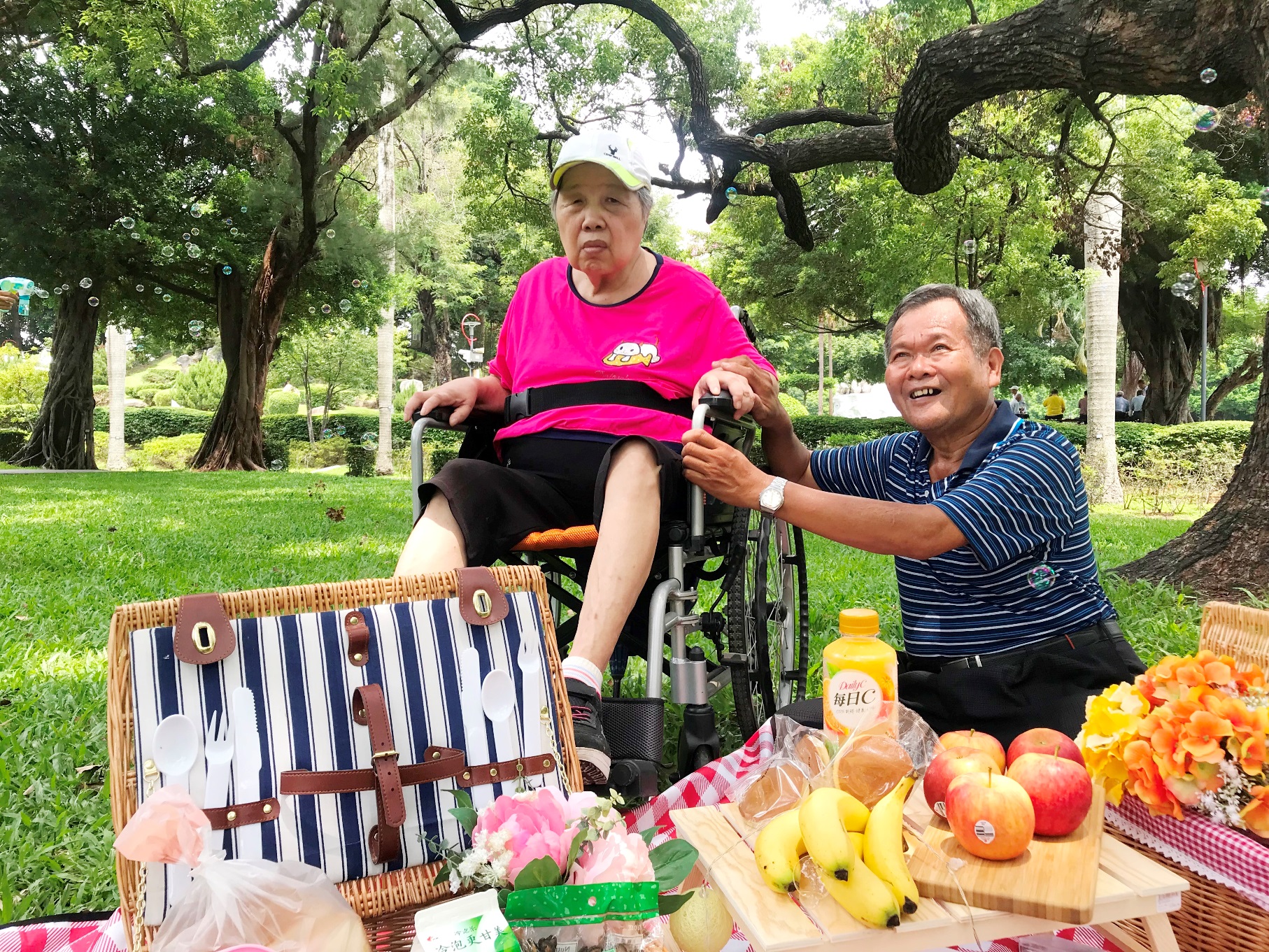 擺攤照顧失智妻 弘道助爺圓夢重回46年前約會地