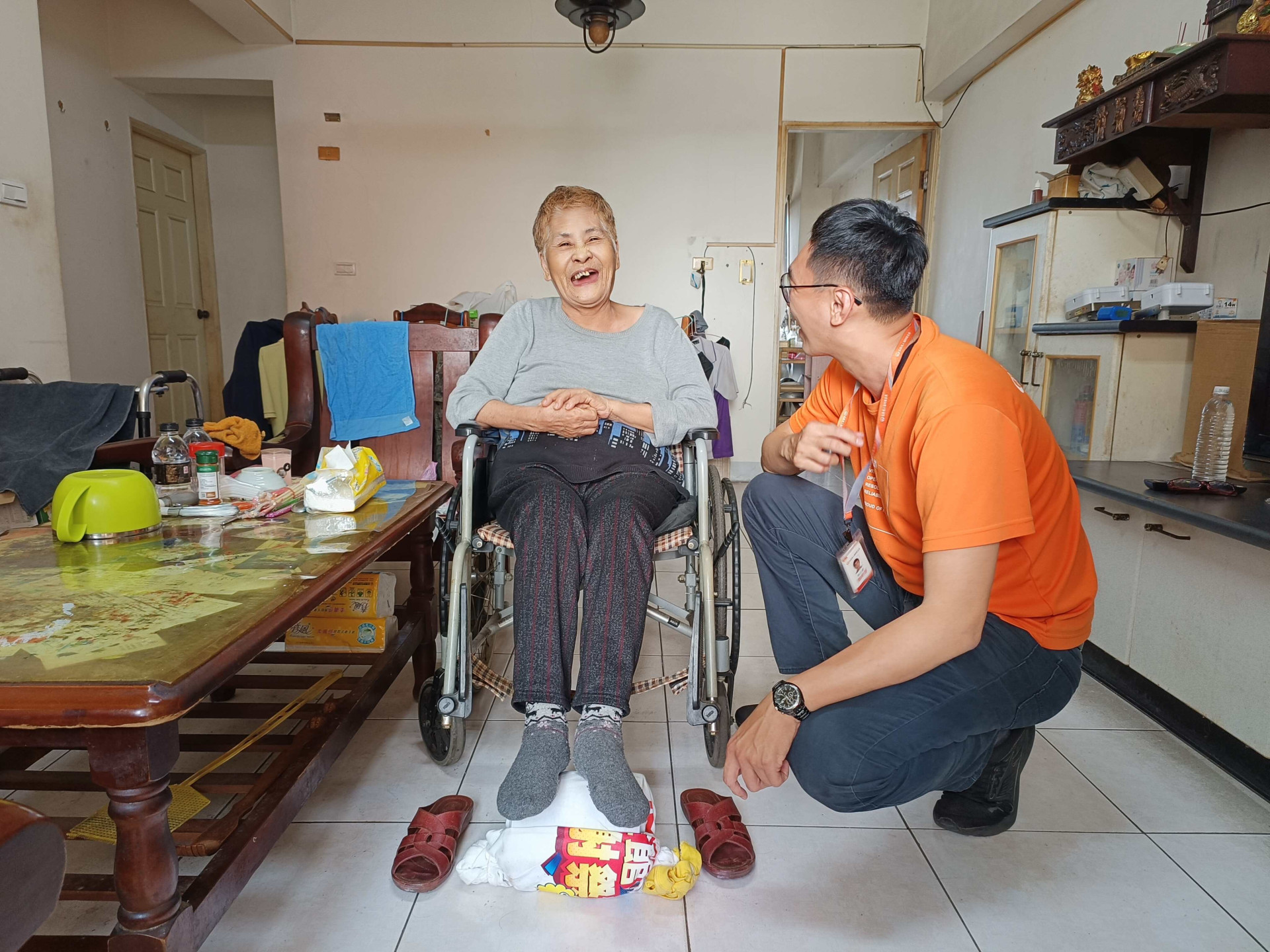 弘道暖伴75歲臥床嬤走痛苦復能路再站起來