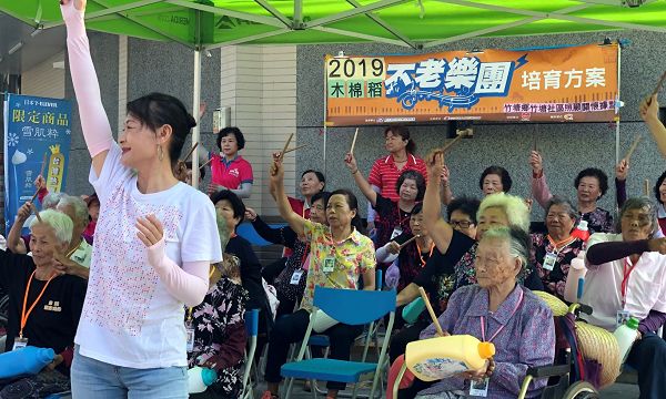 竹塘木棉稻樂團 百歲阿嬤敲打環保樂器 九旬夫妻快閃表演初體驗  7-ELEVEN門市秀成果