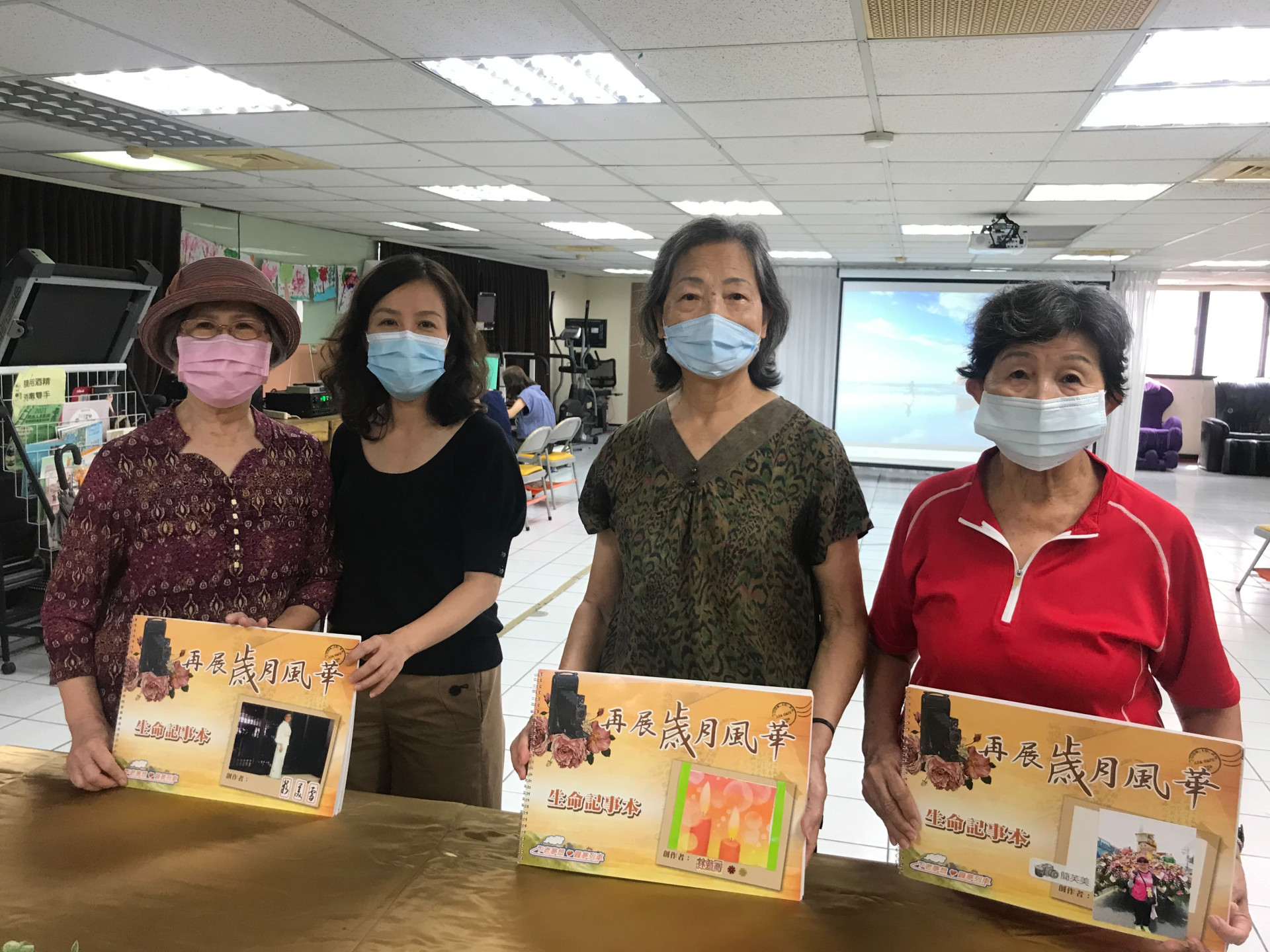 普及的手機拍照習慣 ，創新運用於老人心理健康 ，弘道與中臺科大老照系共推長者「影像敘事」藉照片訴心情