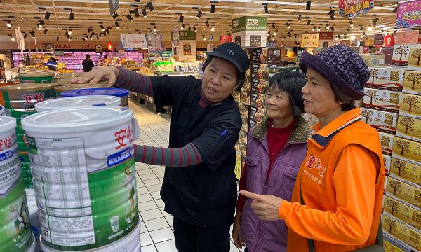 長泓膠業與弘道寒冬助老 志工陪伴辦年貨 用服務看見長輩需要