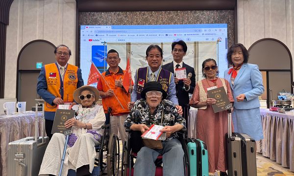 弘道把機場搬進餐廳，帶長輩體驗登機品美食「偽」出國到日本 88歲兒麻翁、97歲超高齡嬤想像出國出遊必帶物品大揭密！寒冬助老服務經費缺口逾650萬敬邀大眾愛相挺助老度寒冬