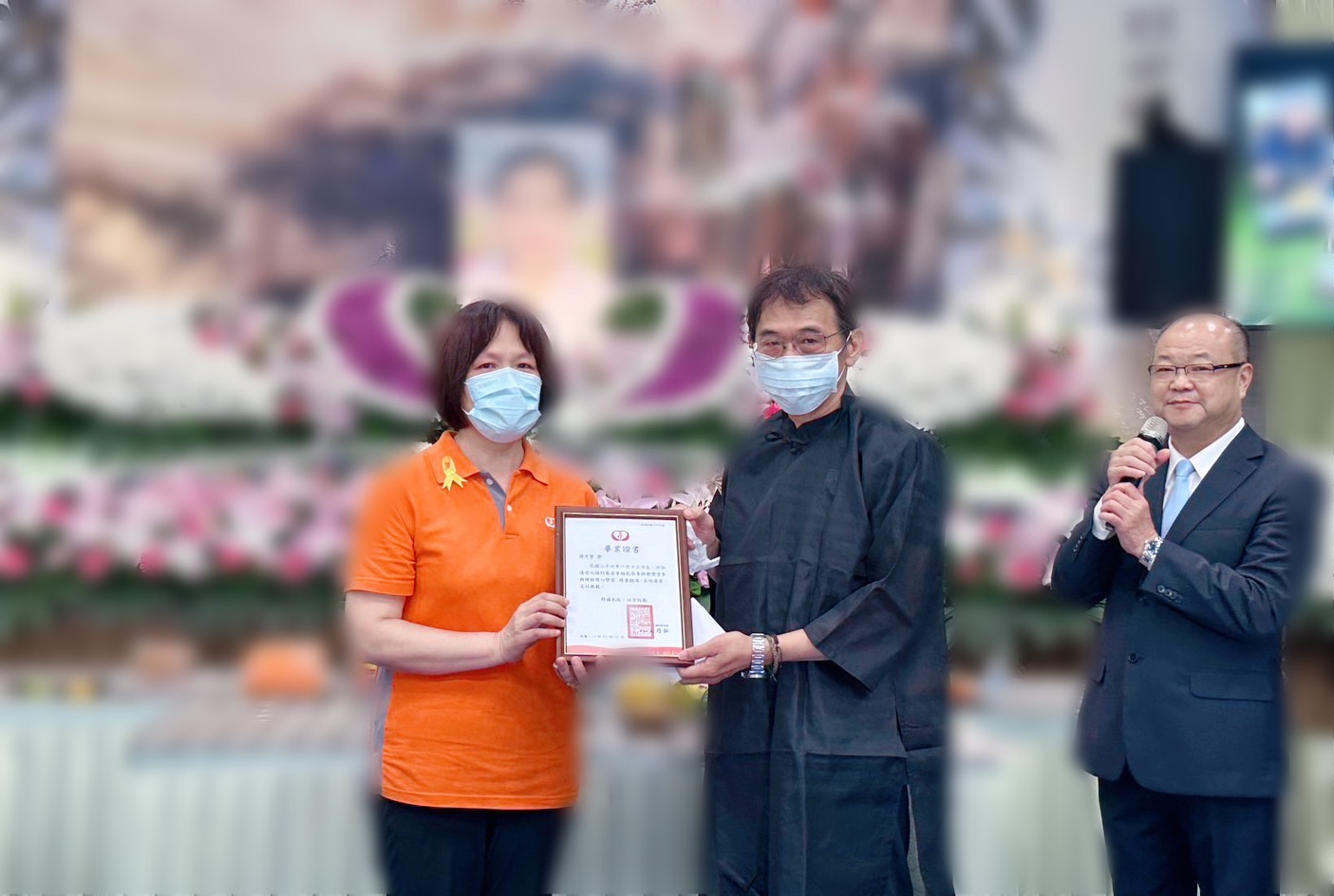 貧嬤遺憾國小沒畢業.. 告別式收到弘道畢業證書 家人淚崩