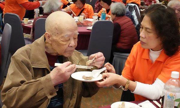 弘道邀請百位獨老聯合圍爐品佳肴 76歲喪偶翁走出低谷重拾節慶喜悅 8位長輩穿異國傳統服飾走秀大跳「阿帕特」展現時尚活力「老」樣子