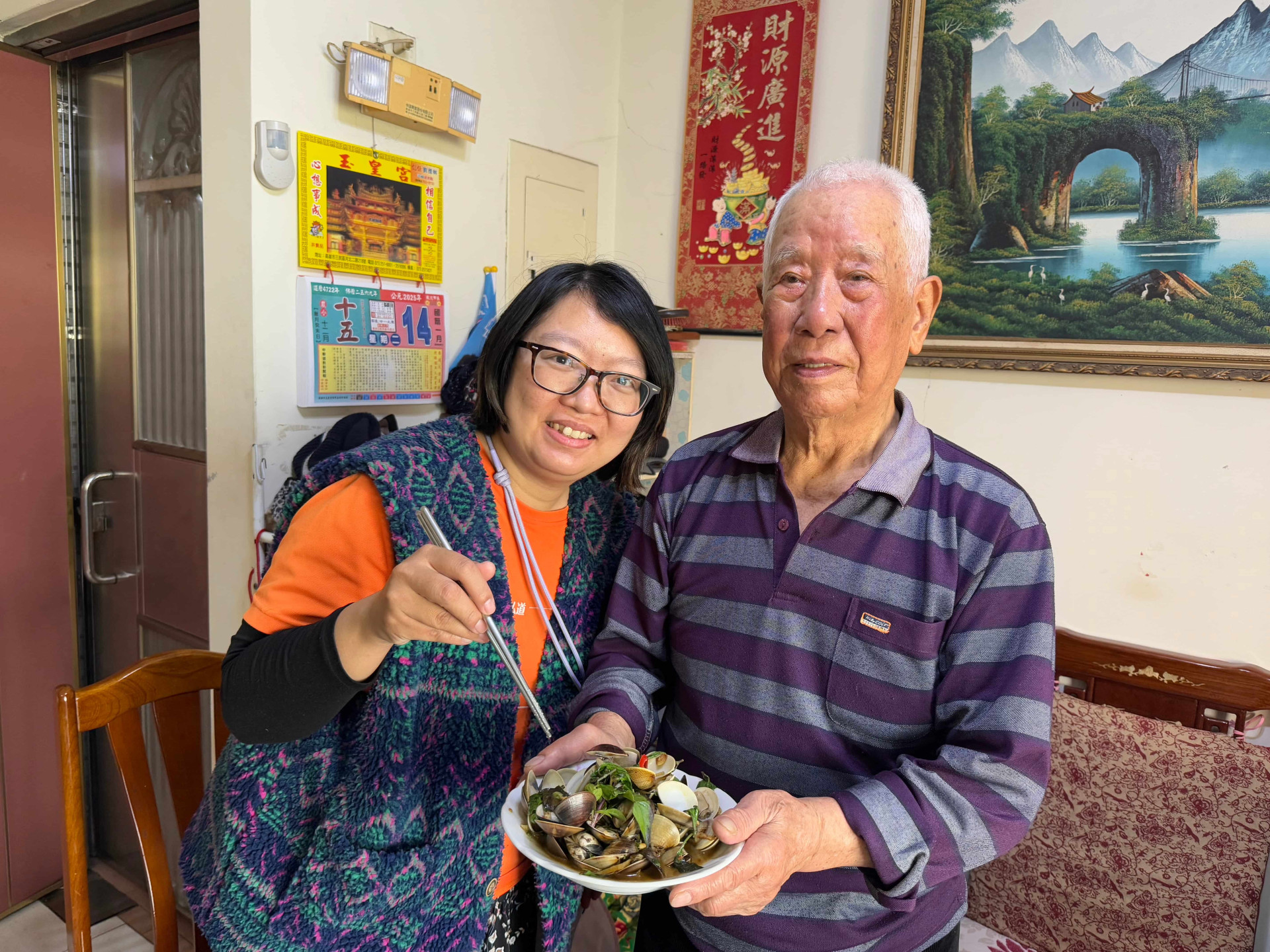 歷經喪妻喪女，98歲辦桌總舖師獨守空蕩餐桌。社工陪爺爺下廚圍爐，重拾當年拿手好菜與歡樂笑容！
