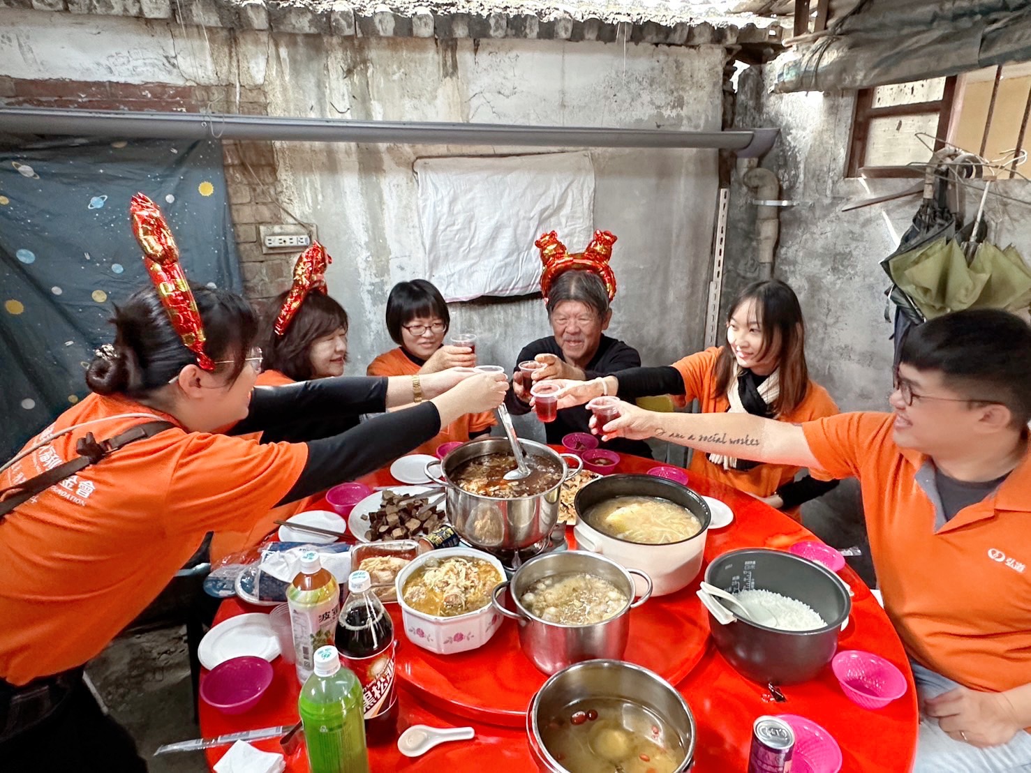 7旬爺孤居破舊土角厝 弘道送新年禮!修屋.送年菜提前圍爐